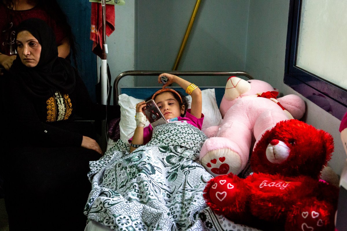 syria war young girl hospital