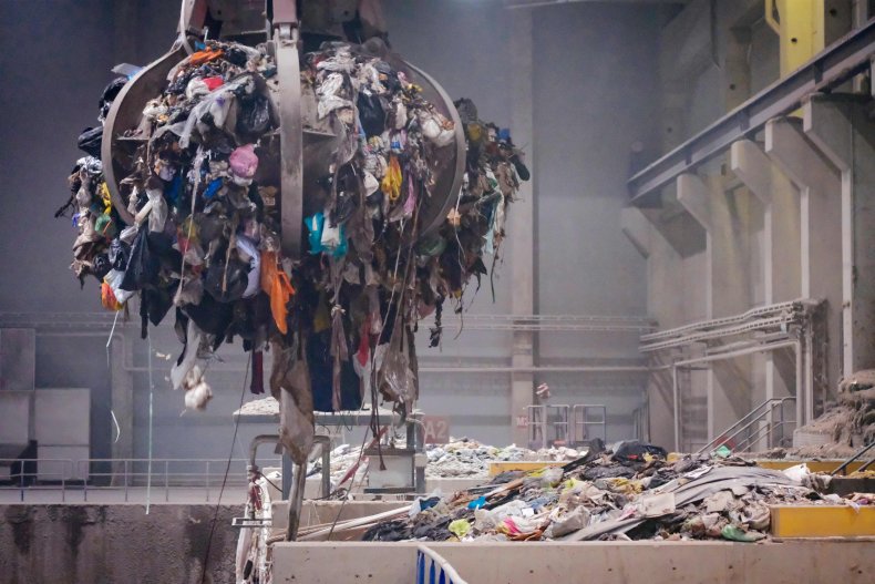 Gripper Sends Trash Heaps to Oven