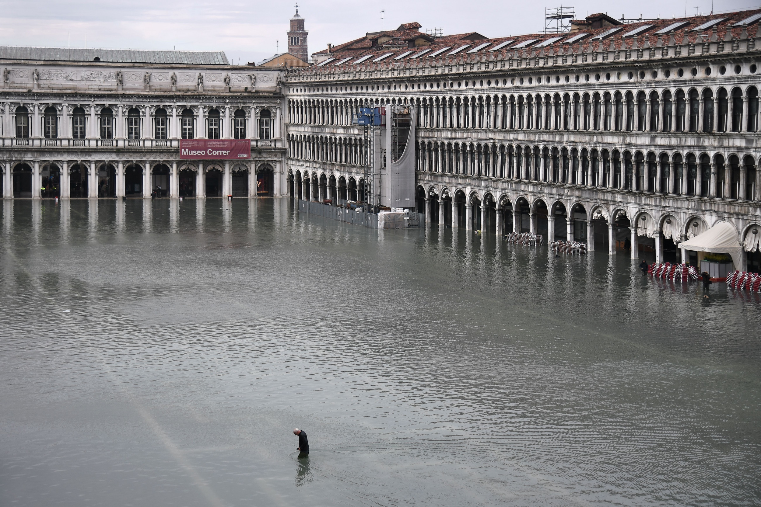 История вода уходит. Венеция Сан Марко наводнение 2019. Площадь Сан Марко затоплена. Площадь Святого марка Венеция подтопление. Венеция площадь Сан Марко в воде.