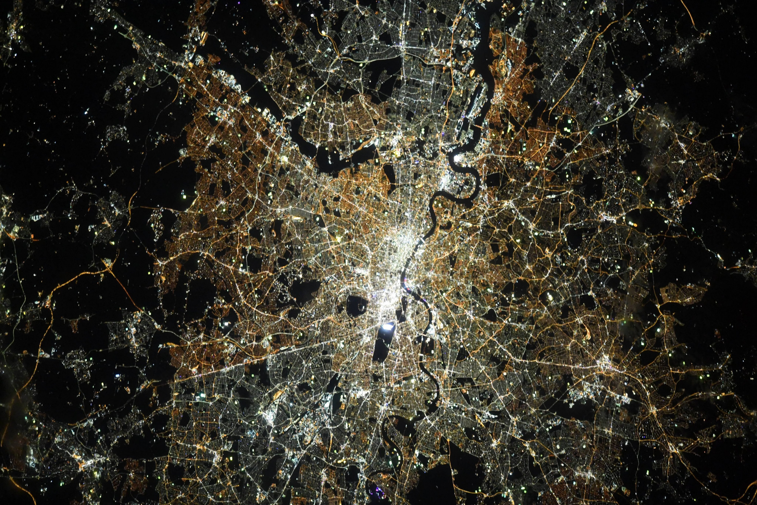 Какие объекты можно увидеть. NASA снимки со спутника NASA. Космический снимок. Города из космоса. Лондон вид из космоса.
