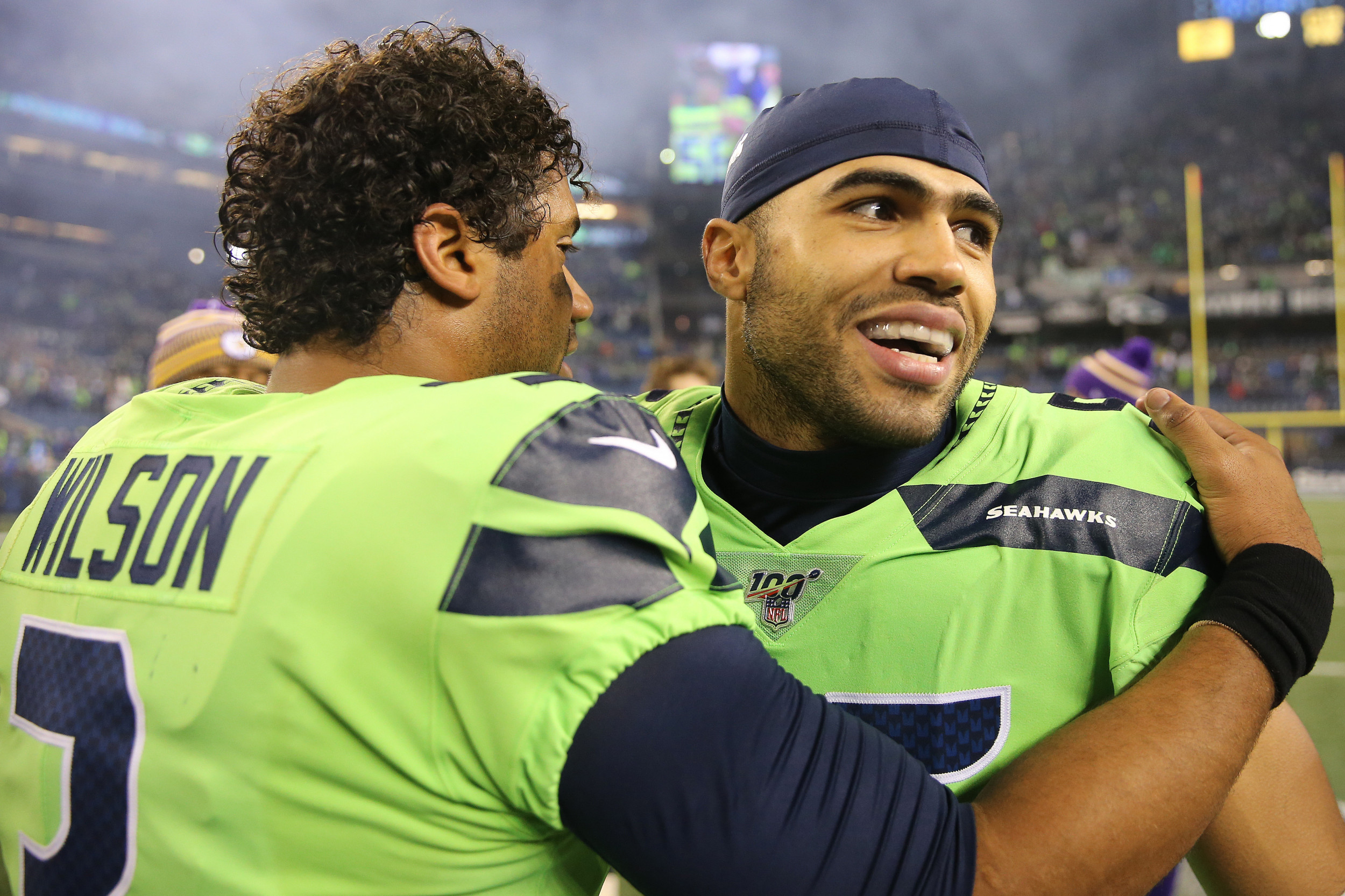 Russell Wilson throws 4 TD passes, Seattle Seahawks hold off Rams 30-29