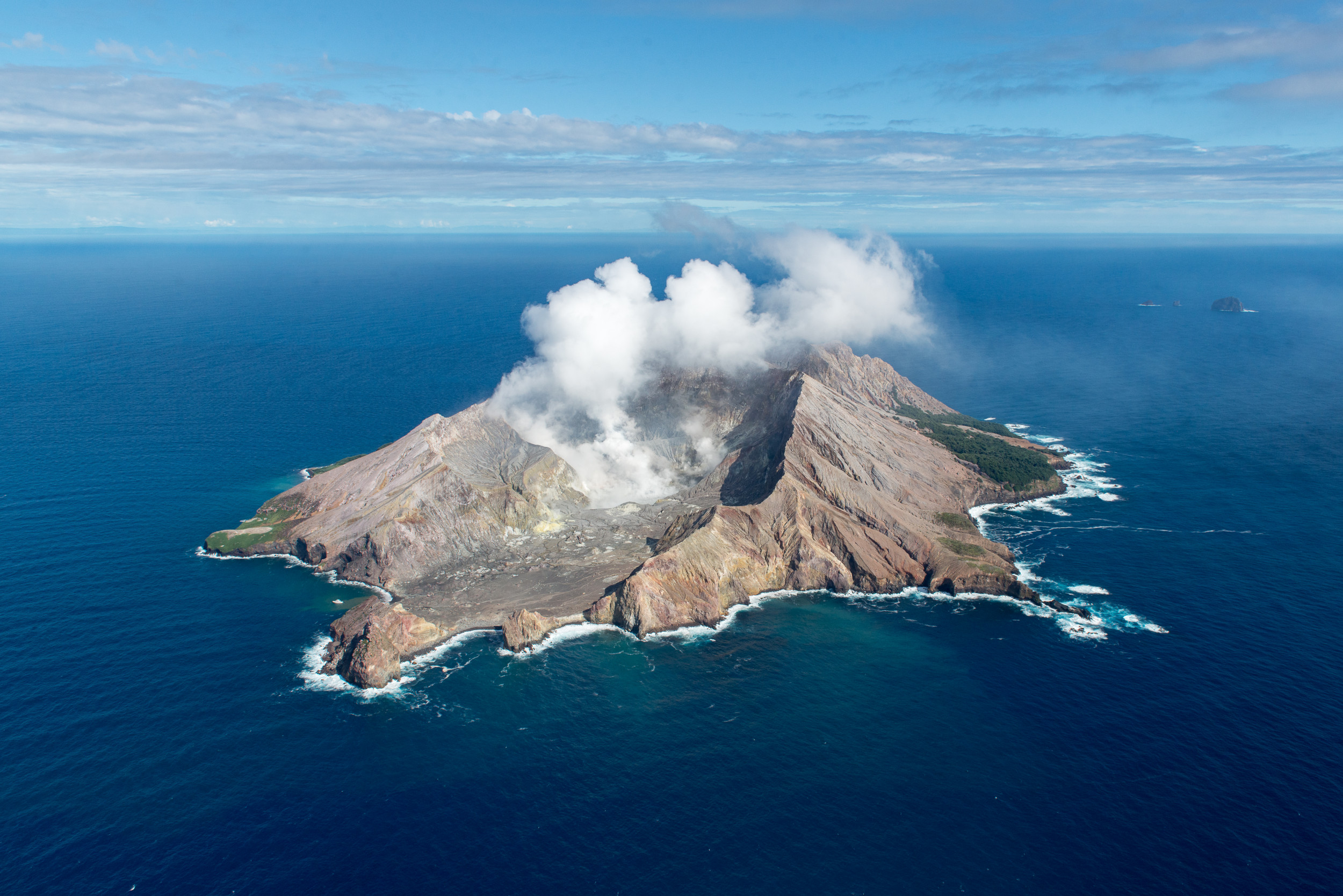 New zealand two islands. Вулкан Уайт-Айленд. Вулканический остров Уайт-Айленд. Остров Уайт новая Зеландия. Стромболи вулкан.
