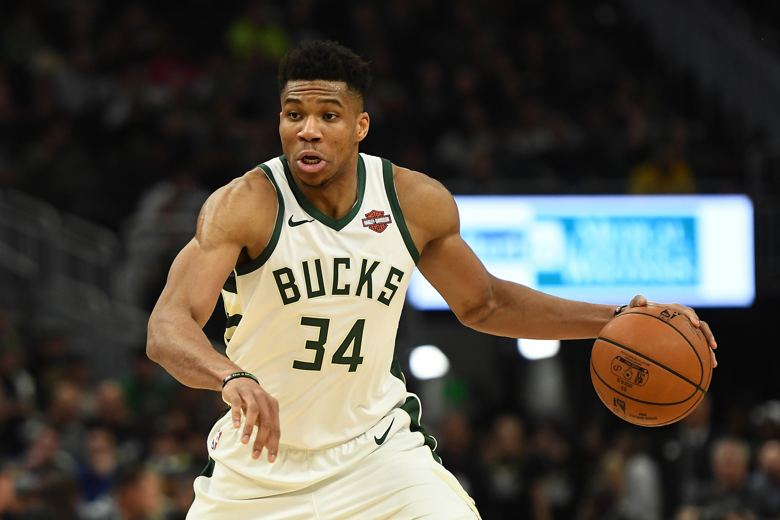 Brett Favre attends Bucks vs Kings game, Giannis gifts grandson jersey