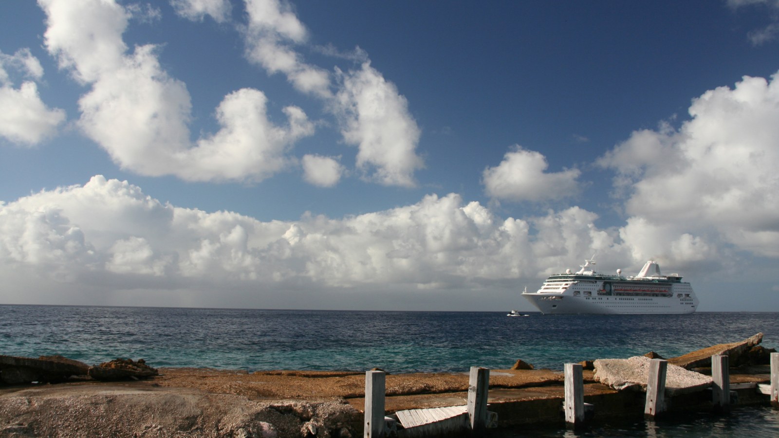 Video Captures Two Massive Cruise Ships Colliding In Mexico Harbor