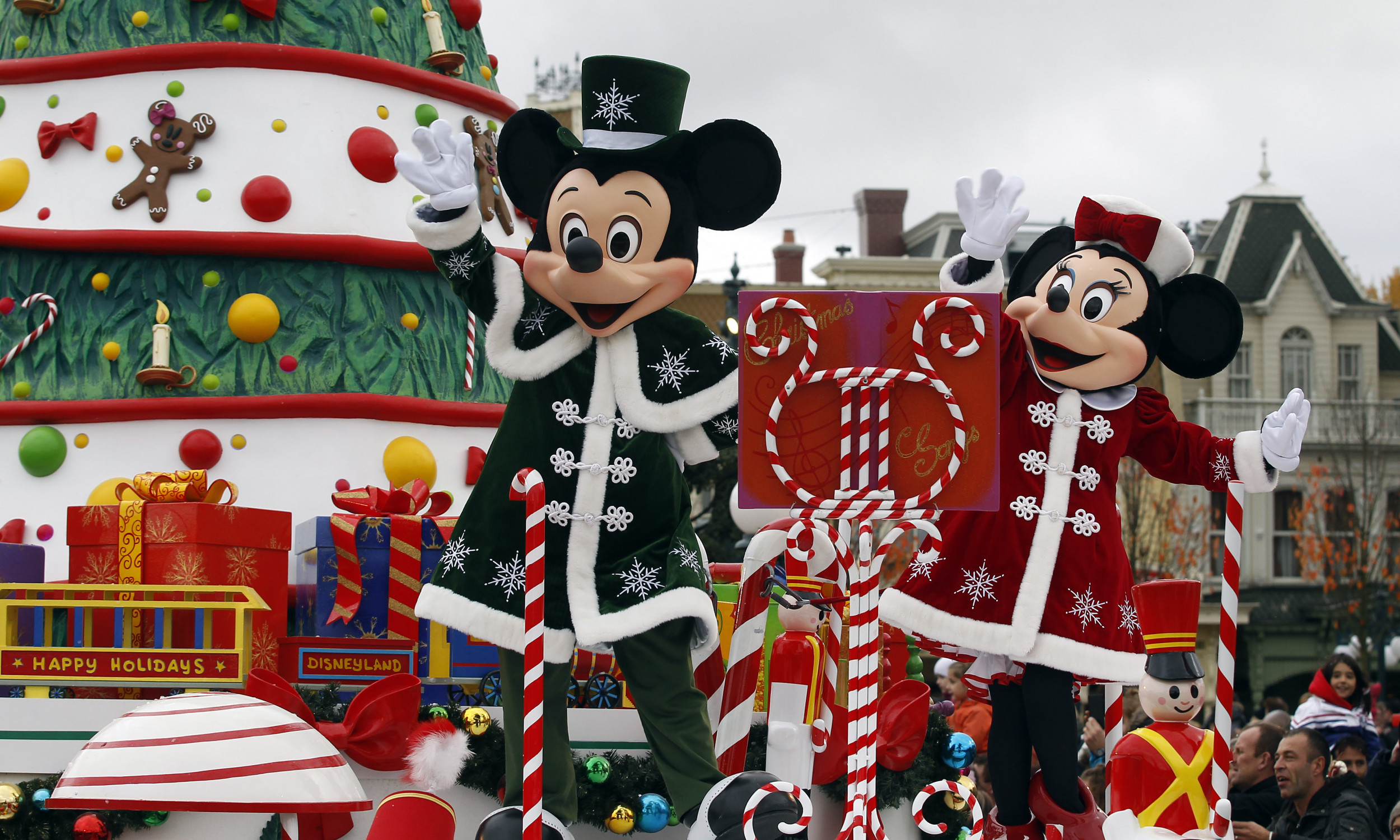 Disney Parks Magical Christmas Day Parade 19 Route Time How To Watch Livestream