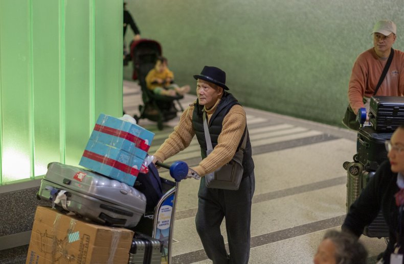 coronavirus airport spread infection pneumonia