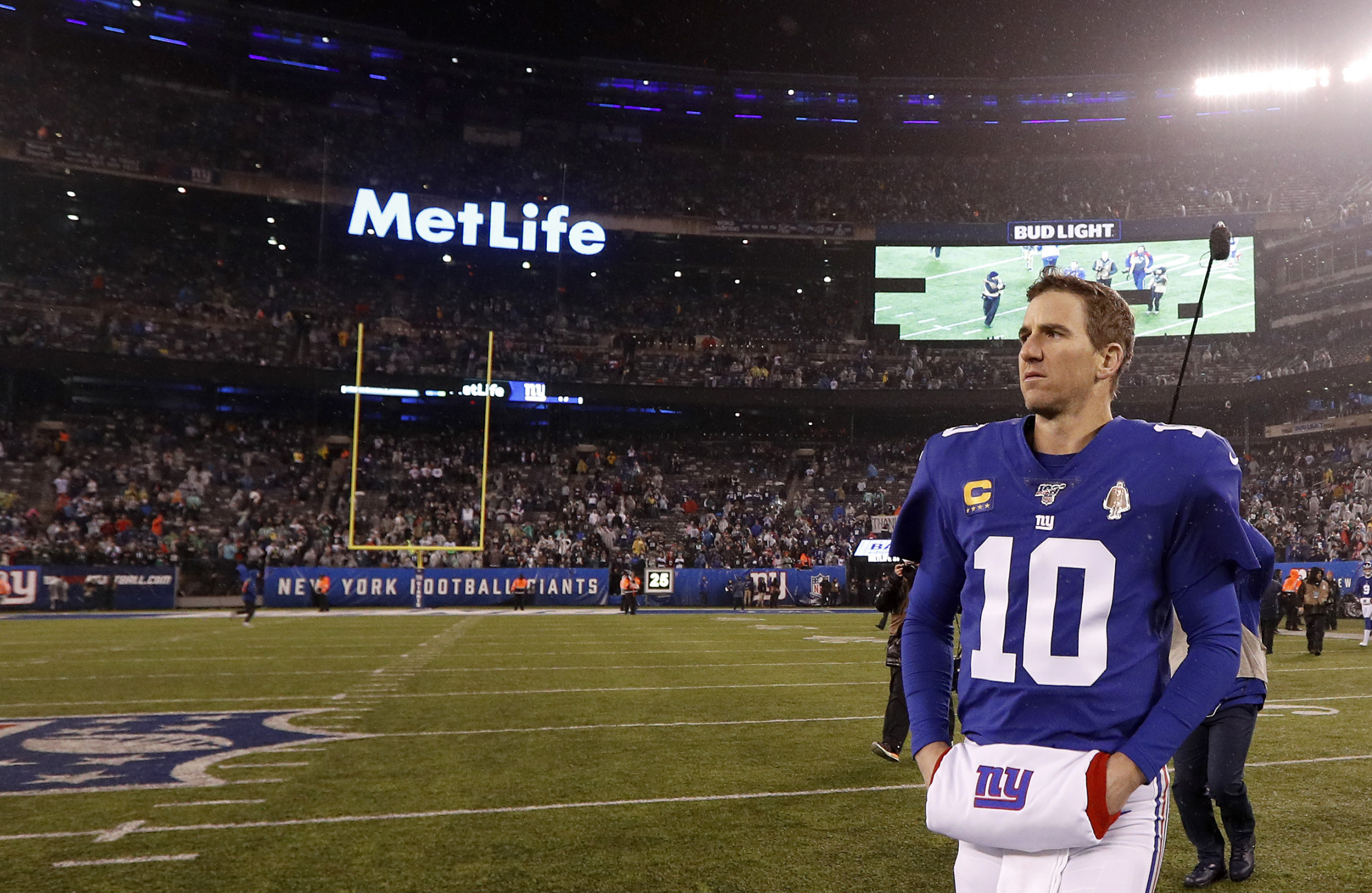 New York Giants Eli Manning puts his hands on his hips after his team does  not convert a fourth down against the Washington Redskins in the fourth  quarter at Giants Stadium in