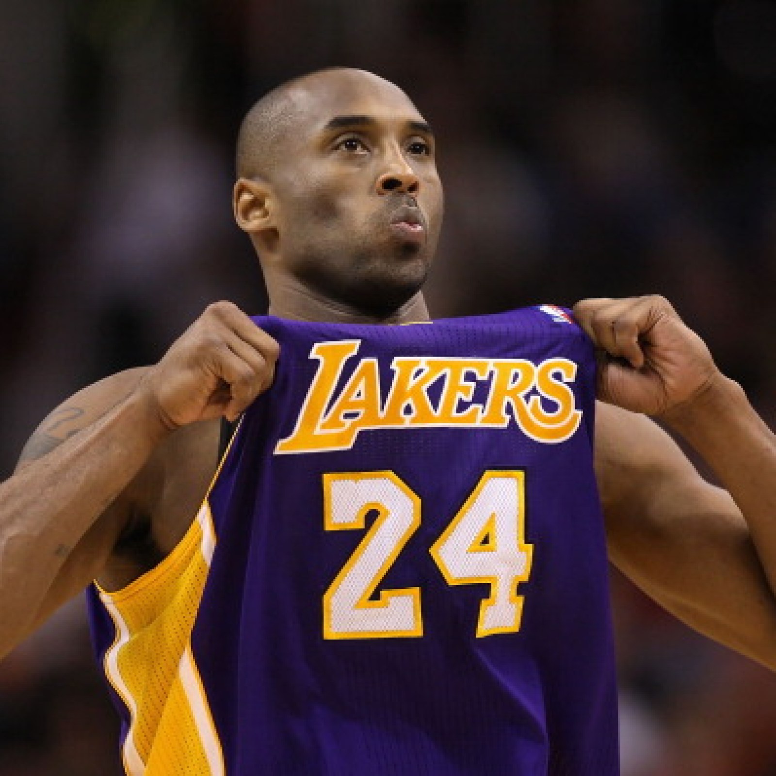 Kobe Bryant, Lakers shooting guard, stands ready to shoot a free