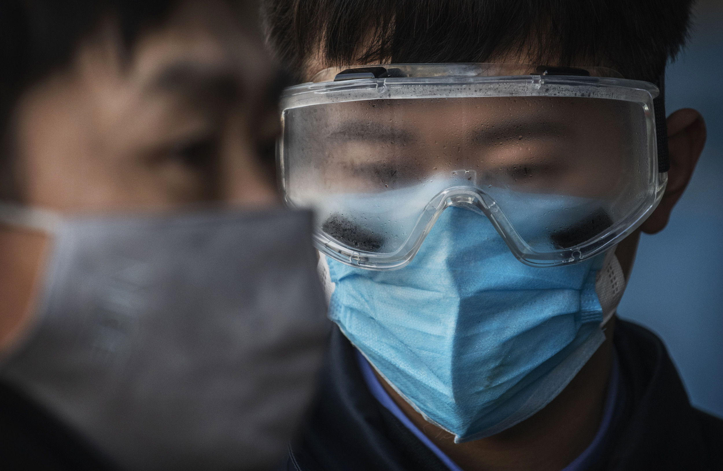 Защита гриппа. Китайские ученые в масках. Врач в маске и очках.