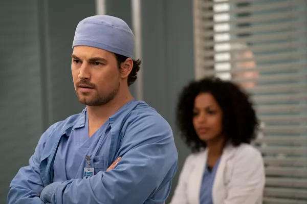 Watch Meredith Mentor New Interns in Grey's Anatomy Sneak Peek