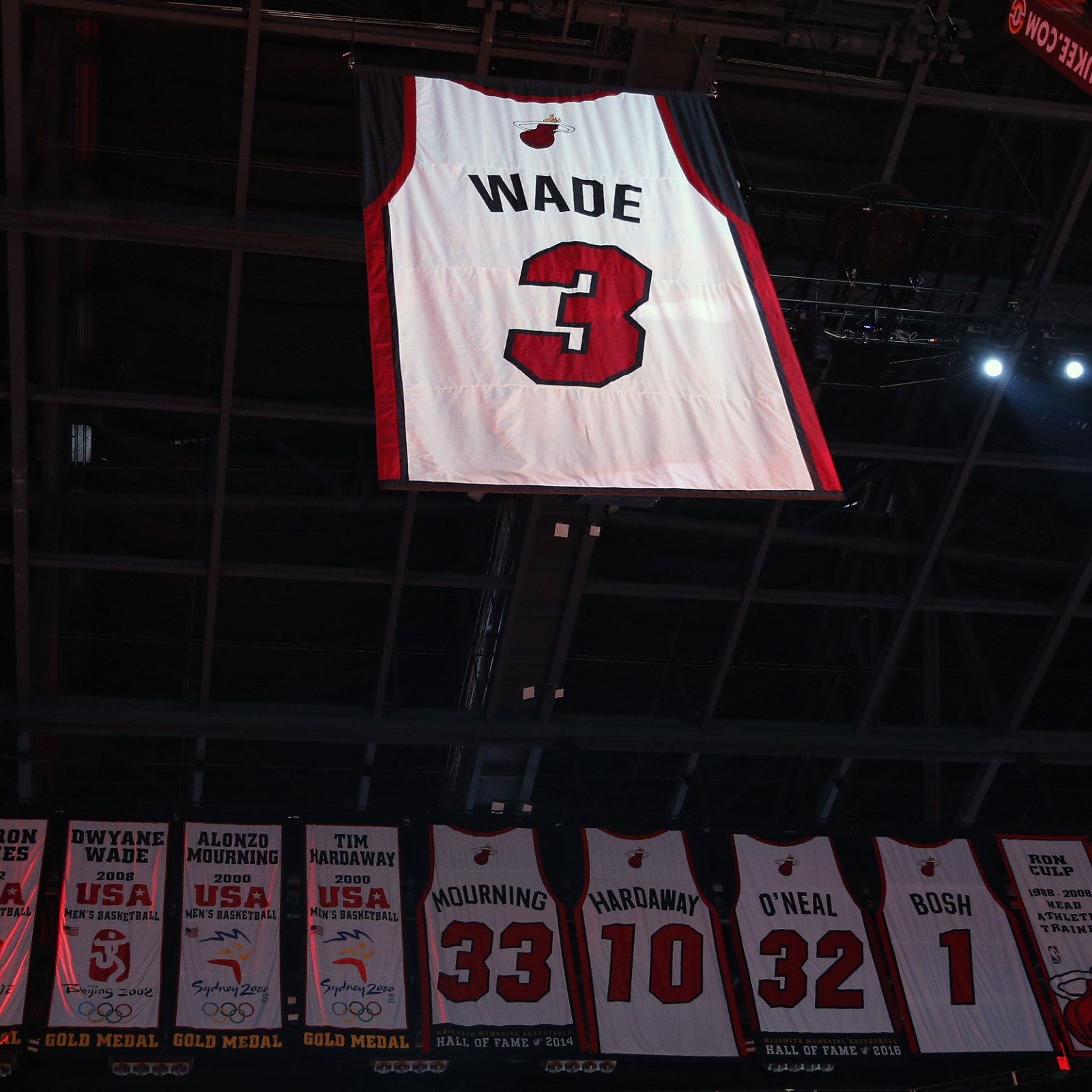 How Dwyane Wade Honored Kobe Bryant at His Jersey Retirement Ceremony