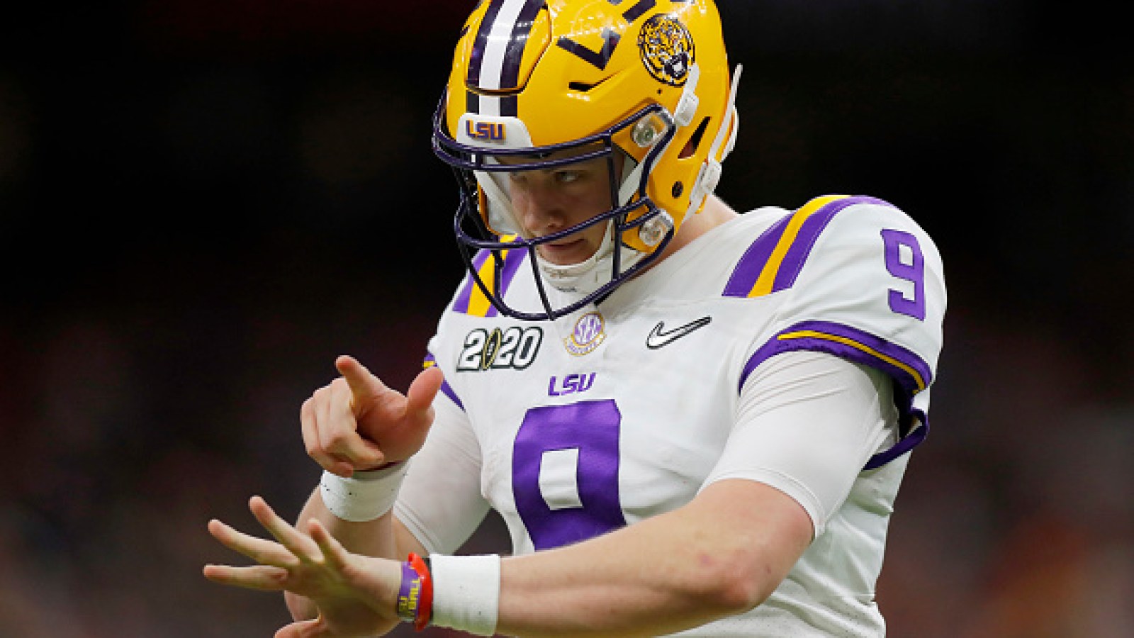 Joe Burrow Jokes About 'Retirement' Because of His 'Tiny Hands