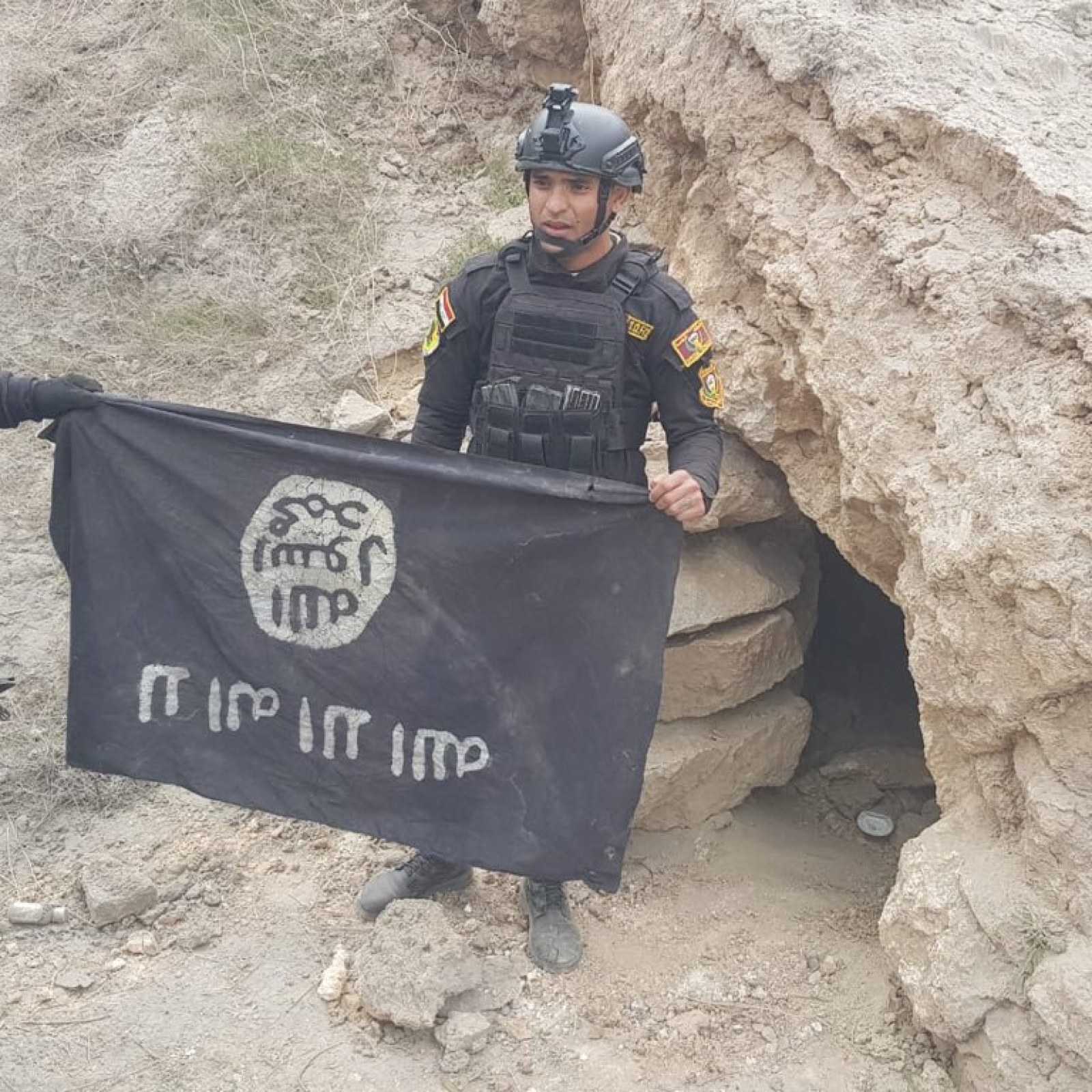iraq-special-operations-forces-isis-flag.jpg