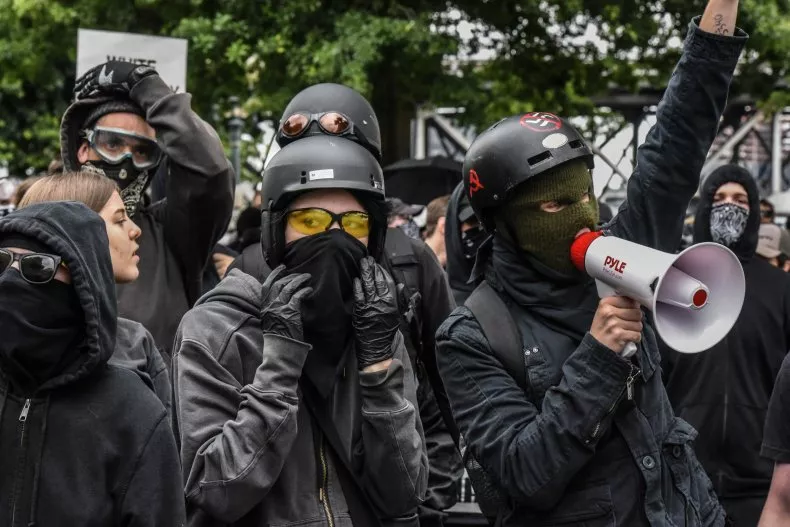 portland-police-riots-antifa-alt-right.w