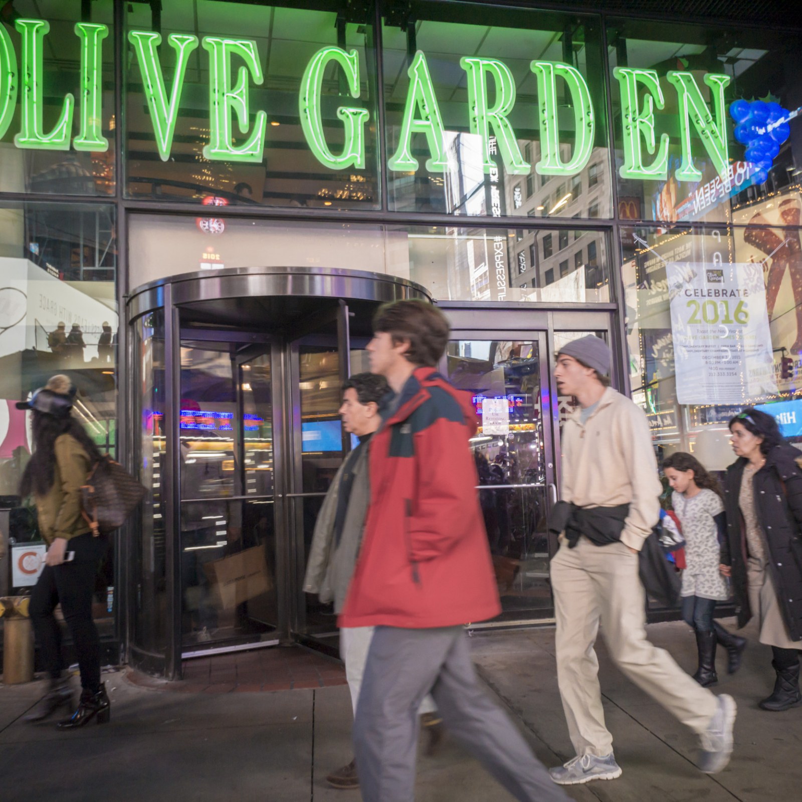 Olive Garden Manager Who Allegedly Let White Diner Refuse Service