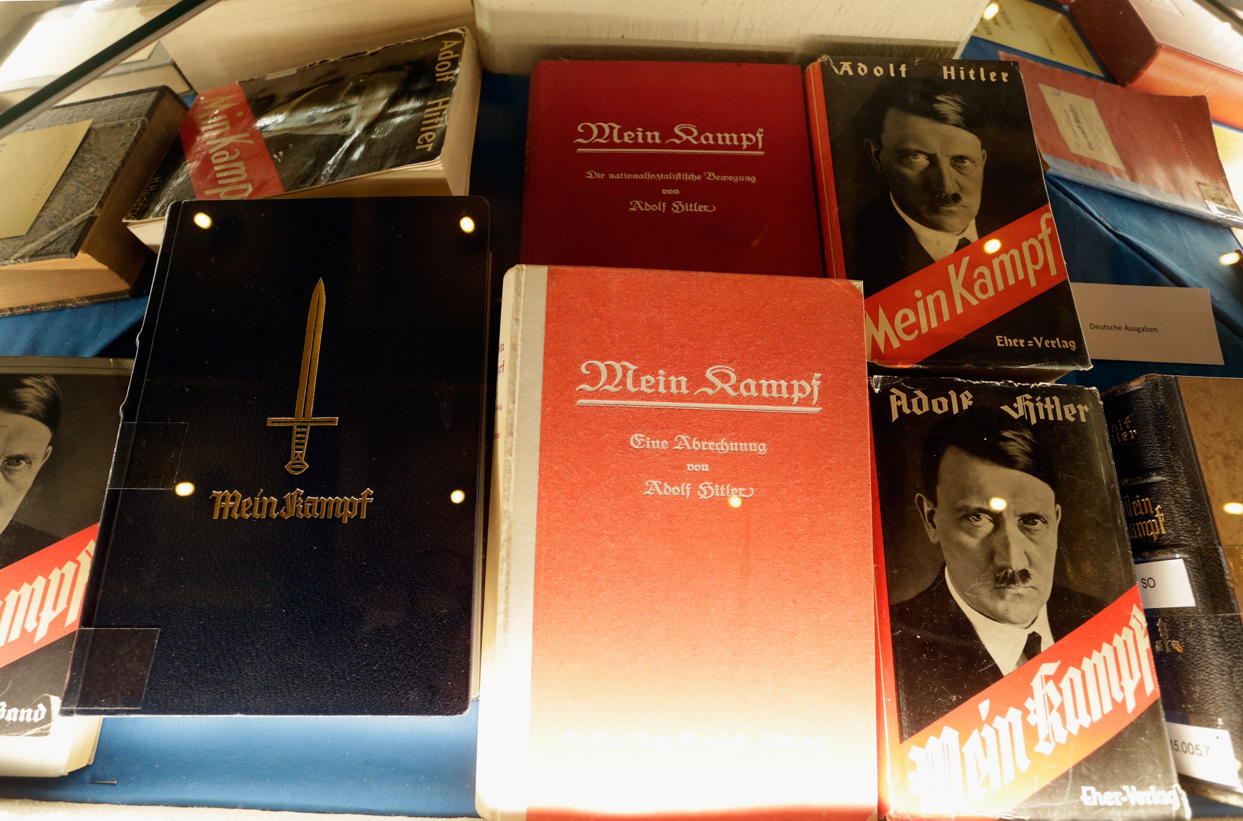 Книга mein kampf. Книга Гитлера майн кампф. Майн кампф обложка. Майн кампф 1935.