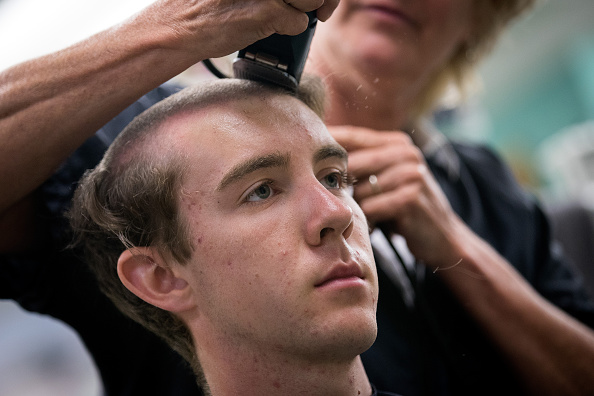 Man cuts hair for first time in 15 years to enlist in Army