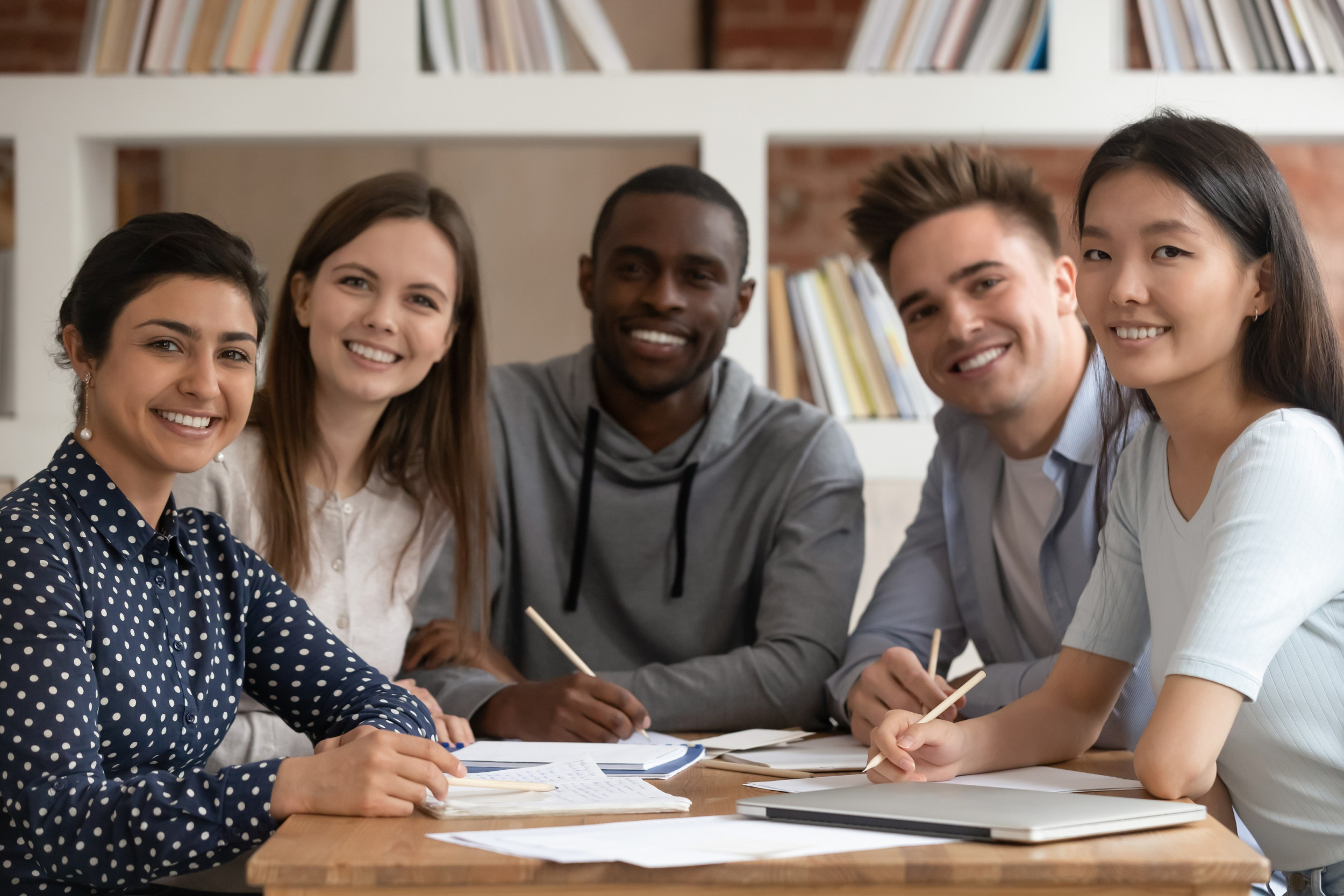 Many teachers. Группа иностранных студентов фото. Стипендия в США. International students in Canada. Число иностранных студентов в Канаде.