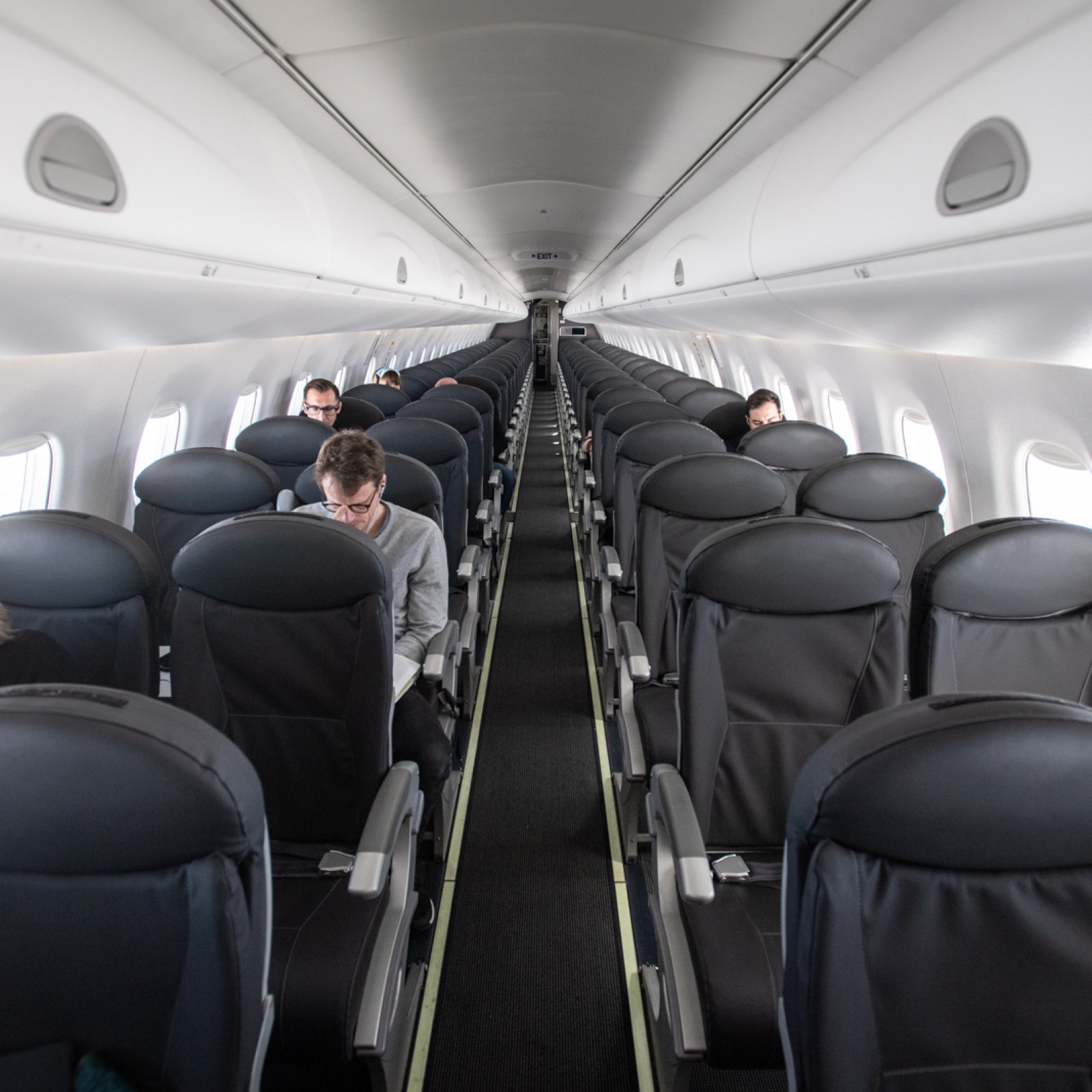 United United se convierte en la primera aerolínea en exigir a los pasajeros que certifiquen su salud antes de volar Avión
