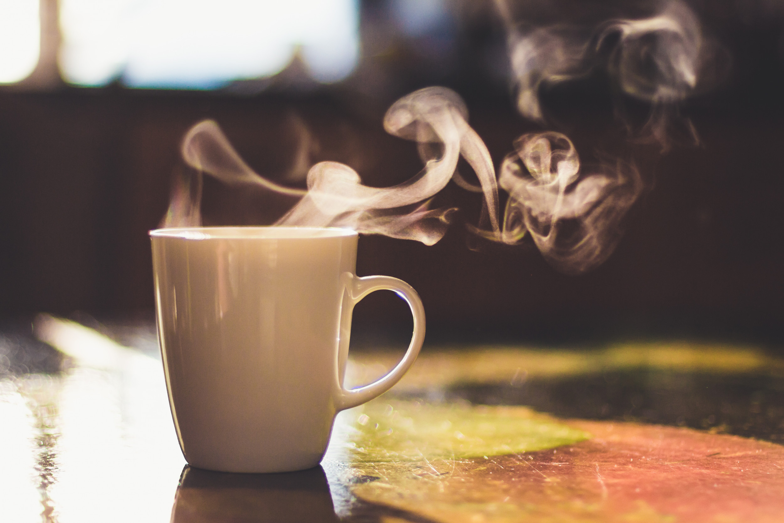 Горячий кофе. Дымящаяся Кружка чая. Дымящаяся Кружка с чаем. Чашка кофе с паром. Пар из чашки.