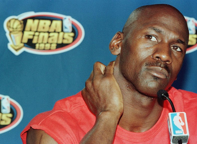 Acumulativo unos pocos mantequilla Michael Jordan Dismisses Theories Father James Jordan's Death Linked to His  Gambling in 'The Last Dance'