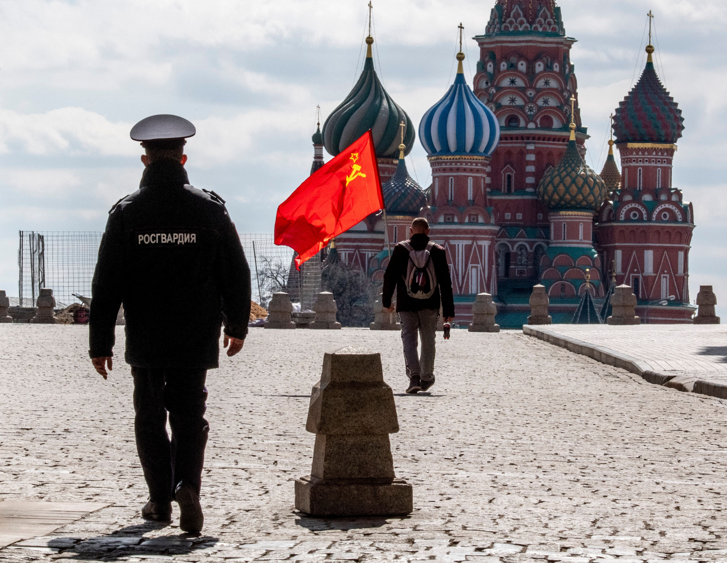 Что ждет россию в 2024 году мнение. Человек с красным флагом. Красное Знамя над Кремлем. Люди на красной площади. Красная площадь с флагом.