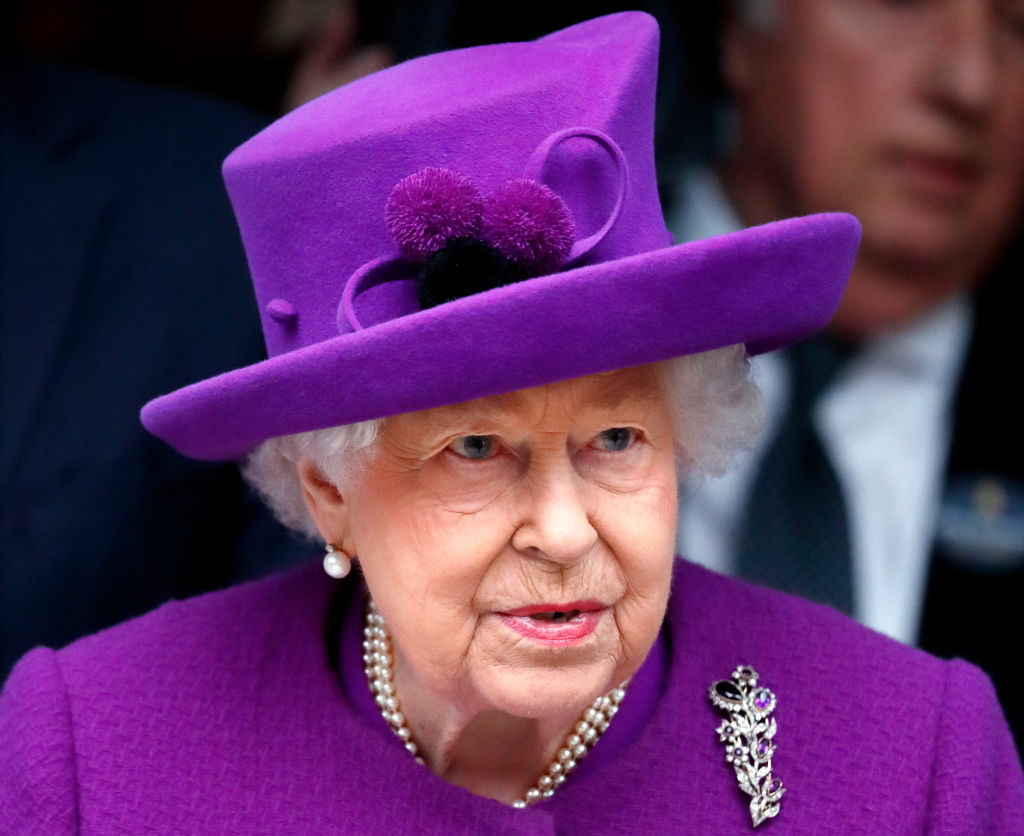 Queen Elizabeth Ii Shuns Video Calling To Praise Nurses The Old Fashioned Way On International Nurses Day