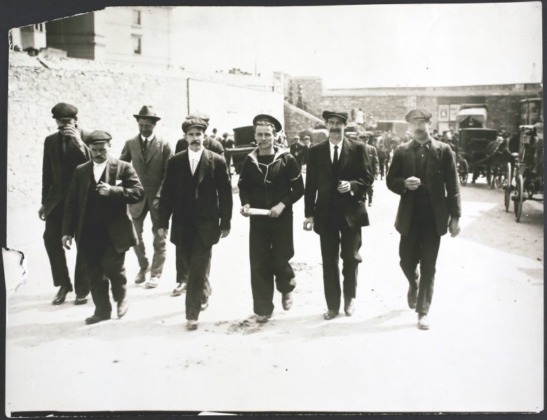 Titanic's survivors return to England