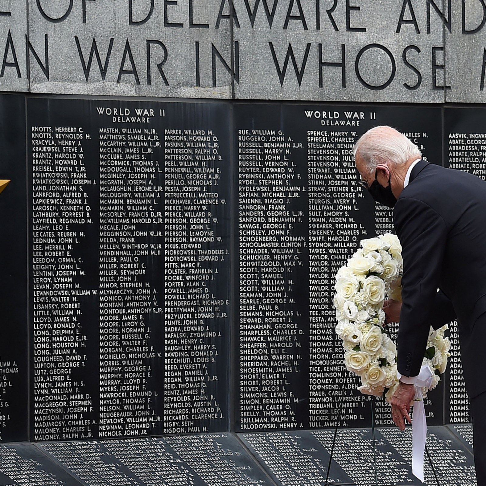 Memorial Day Pictures As Joe Biden Wears Mask Trump Doesn T While Honoring Service Members Who Died