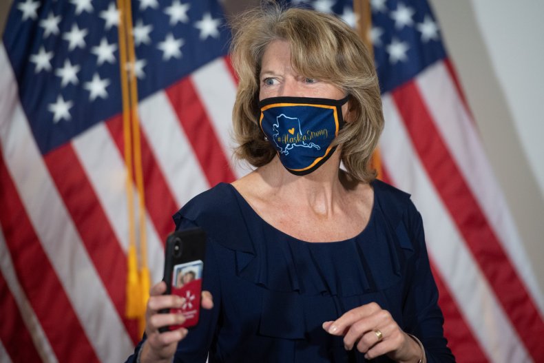 Lisa Murkowski struggling support Trump