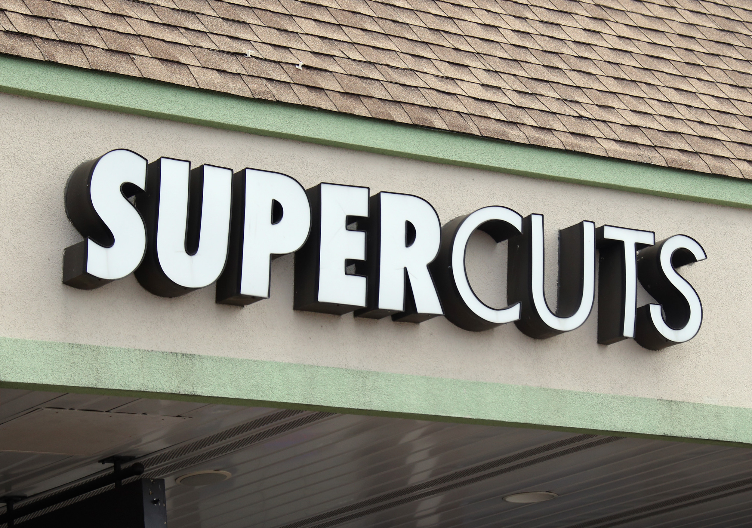 supercuts-customer-beats-up-man-over-alleged-racist-remarks-in-viral-video