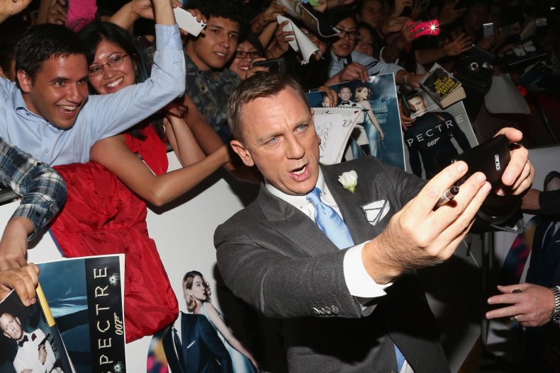 Daniel Craig signs autographs