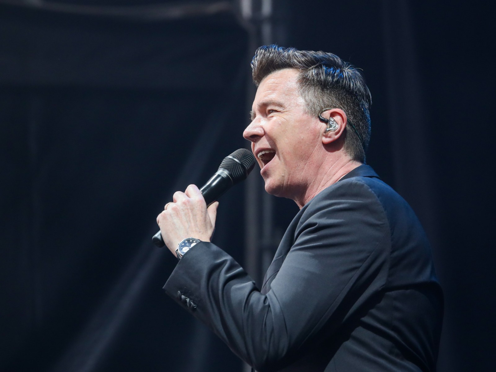 Rick Astley Covers Foo Fighters Everlong Proves He S More Than A Meme