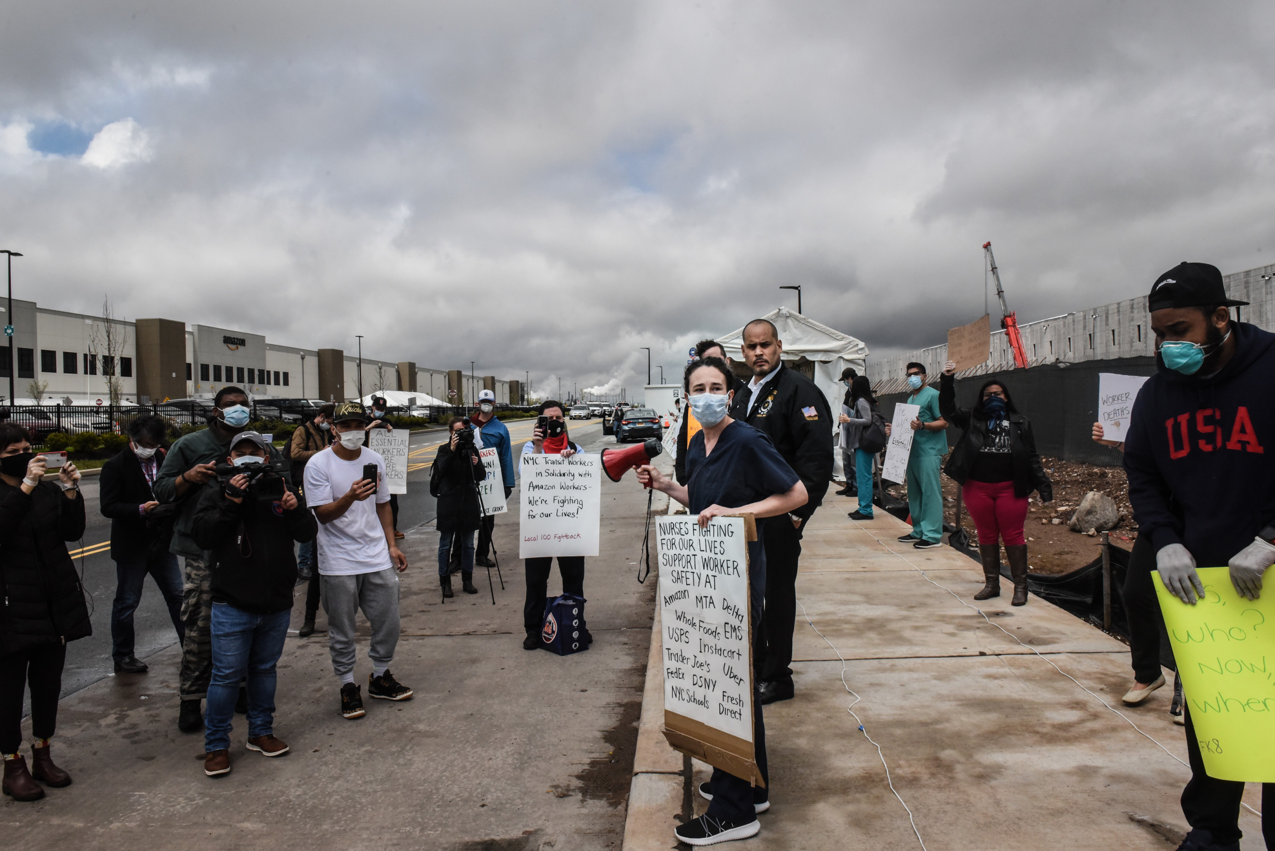 immigrant-families-camp-outside-jeff-bezos-house-demanding-billionaire