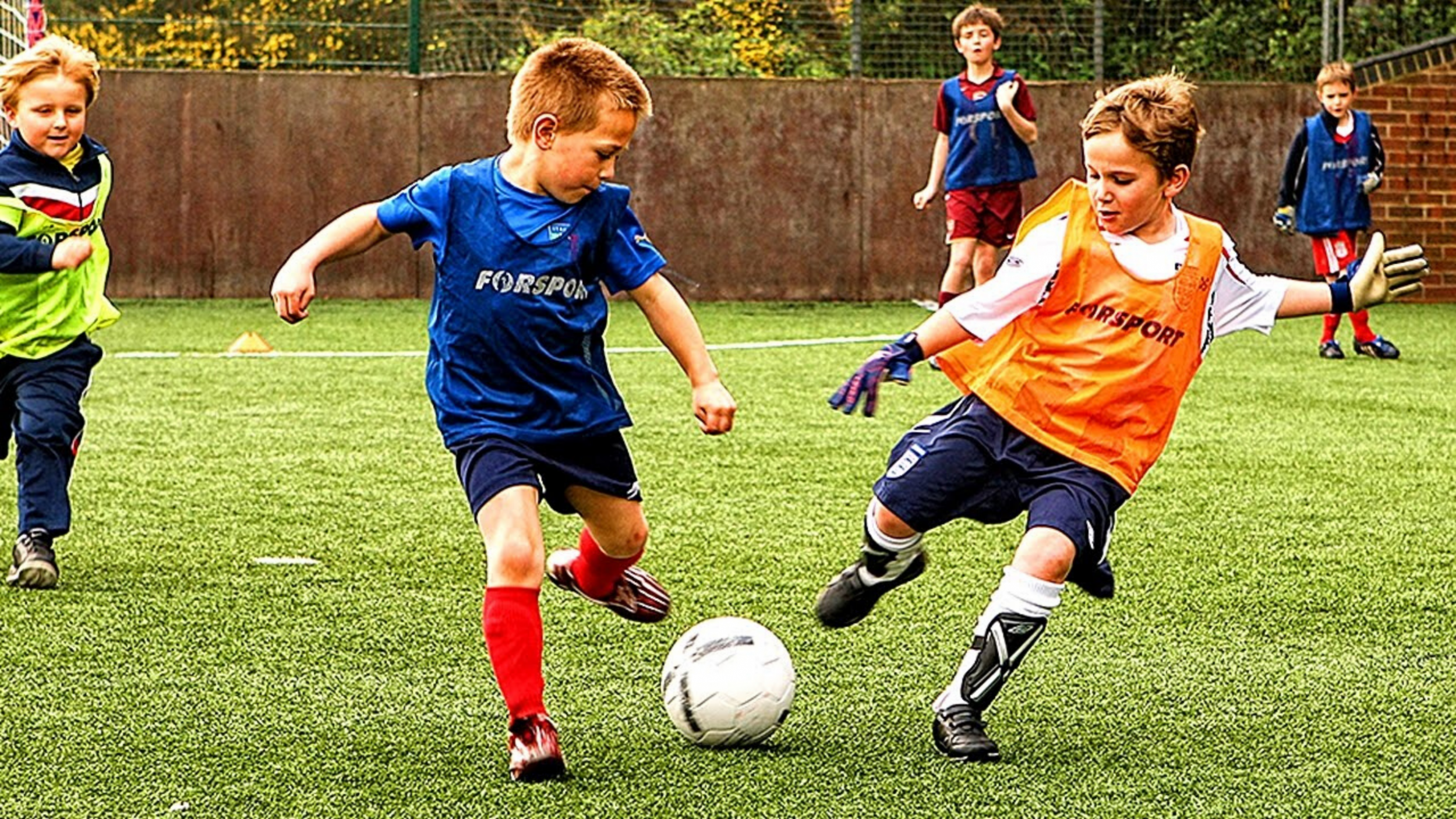 Учимся играть футбол. Футбол дети. Играть в футбол. Дети играют в футбол. Мальчик играет в футбол.