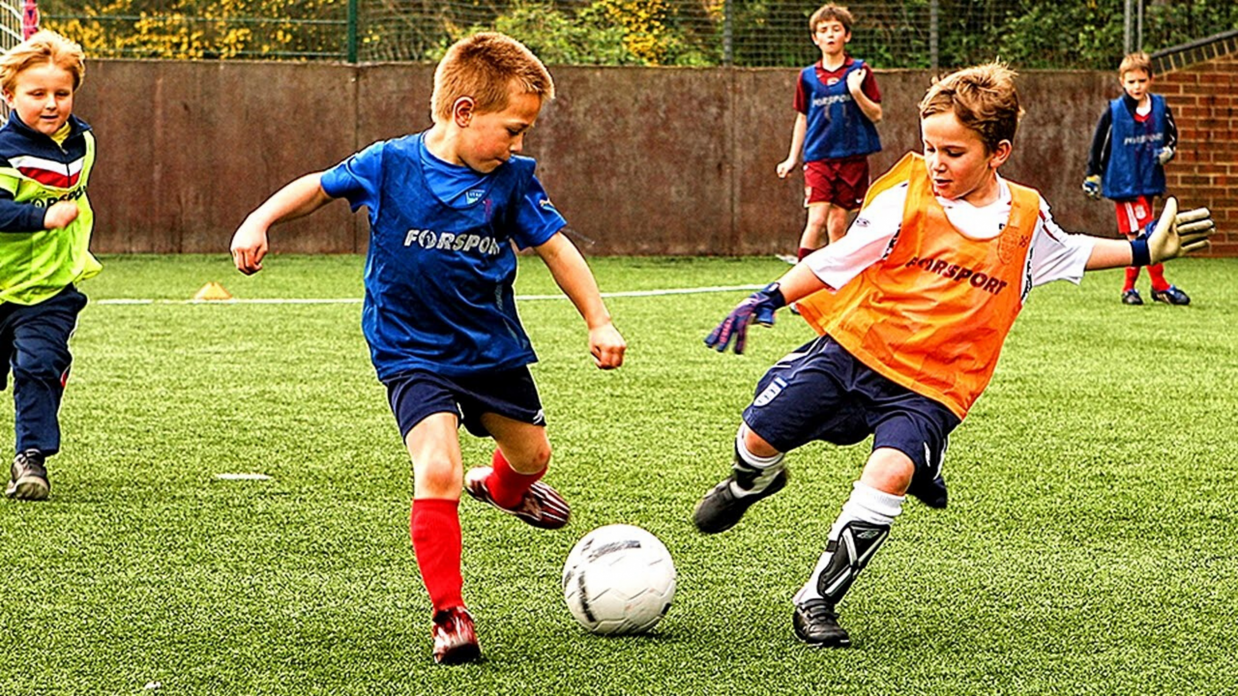 They playing football. Футбол дети. Мальчик играет в футбол. Дети играющие в футбол. Игра футбол.