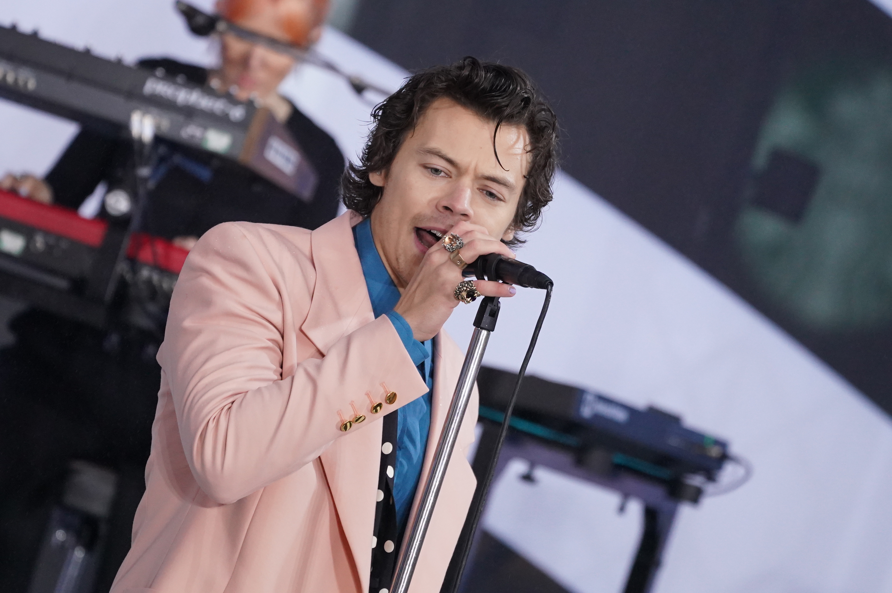 Harry Styles' Haircut Sends Internet Into Meltdown as Fans Say 'Dunkirk'  Harry Is Back