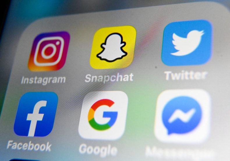 Social media smartphone apps