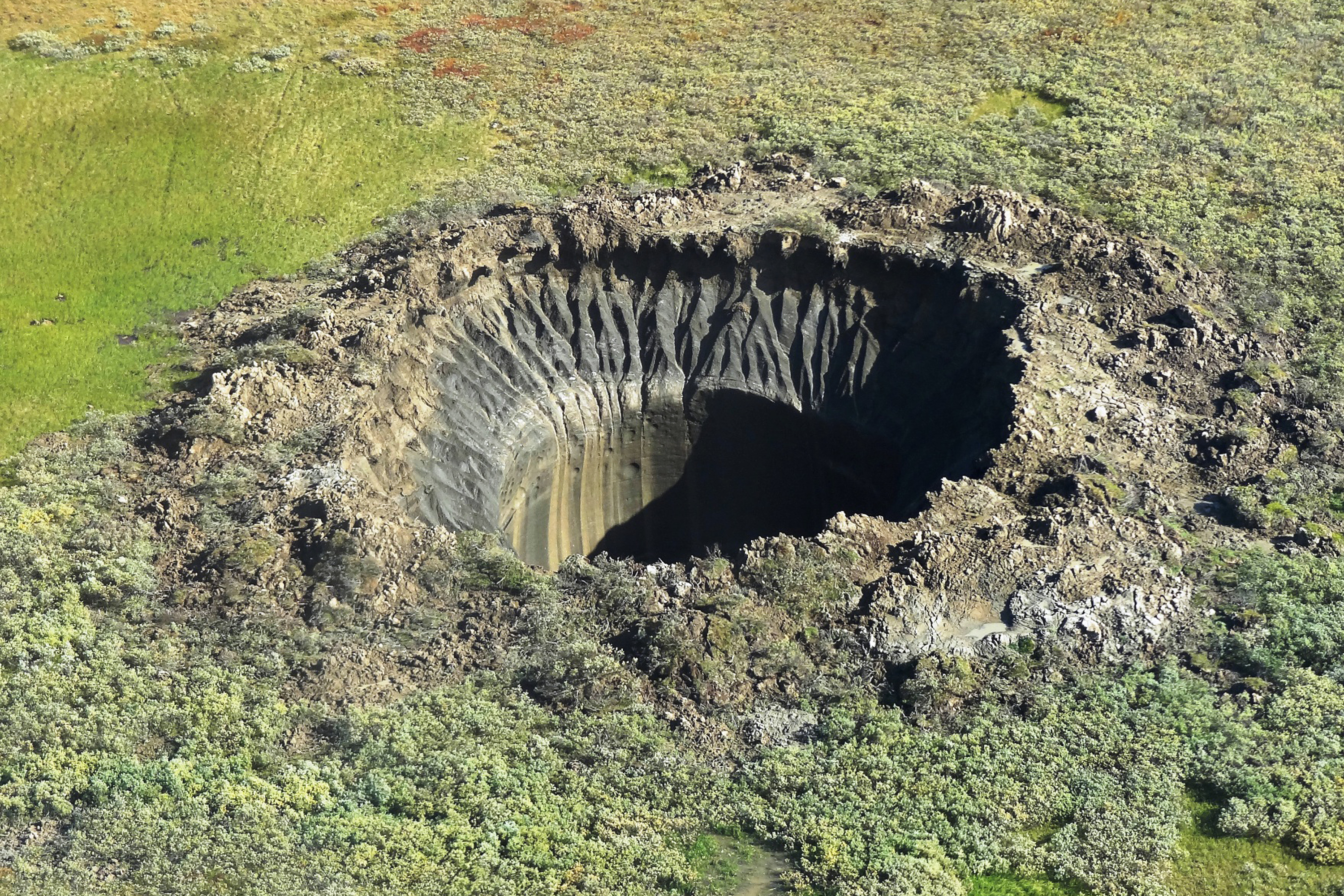 Почему происходит провал. Сибирский кратер Батагайка. Карстовая воронка на Ямале. Кратеры на Ямале. Ямальский кратер (Ямальская воронка).