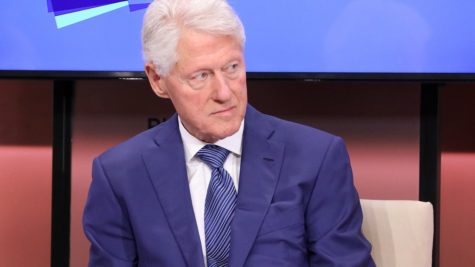 Bill Clinton Went To Jeffrey Epstein S Island With 2 Young Girls