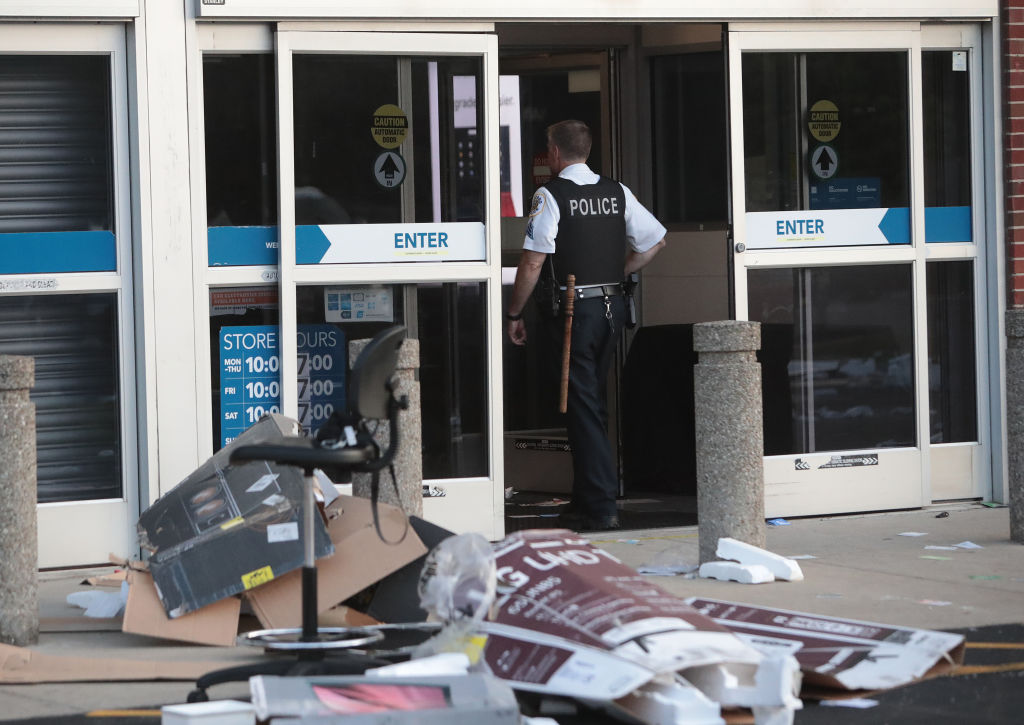 Chicago Photos and Videos Show Widespread Looting After ...