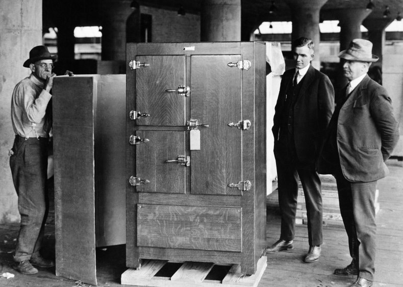 1921: Refrigerators become household appliances