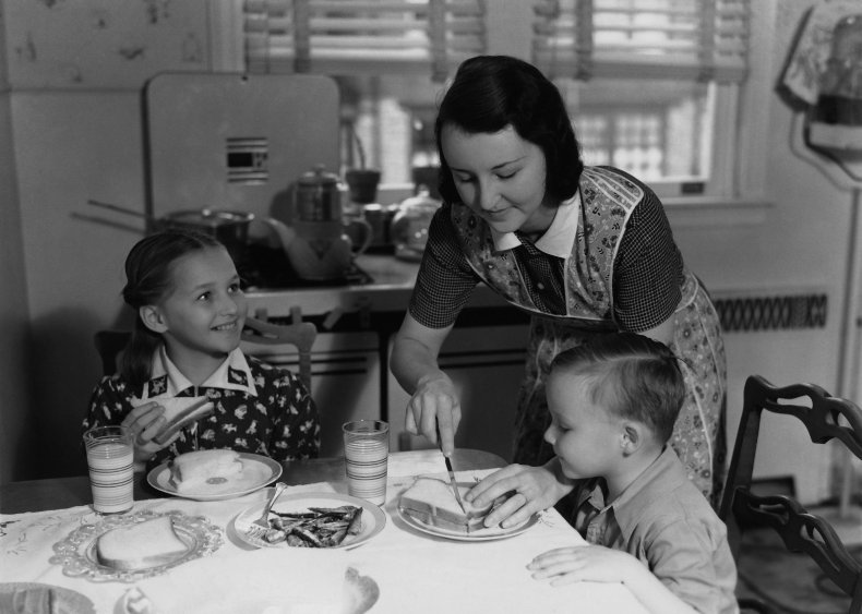 1945: Sliced bread makes a comeback