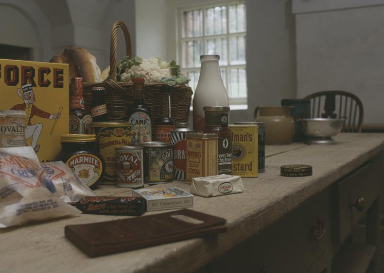 1950: Controlled-atmosphere packaging increases shelf life of food