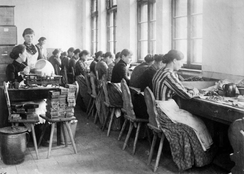 1900: Women get some control over income