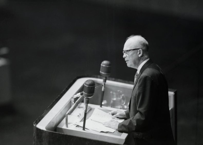 1952: First televised debate with all candidates