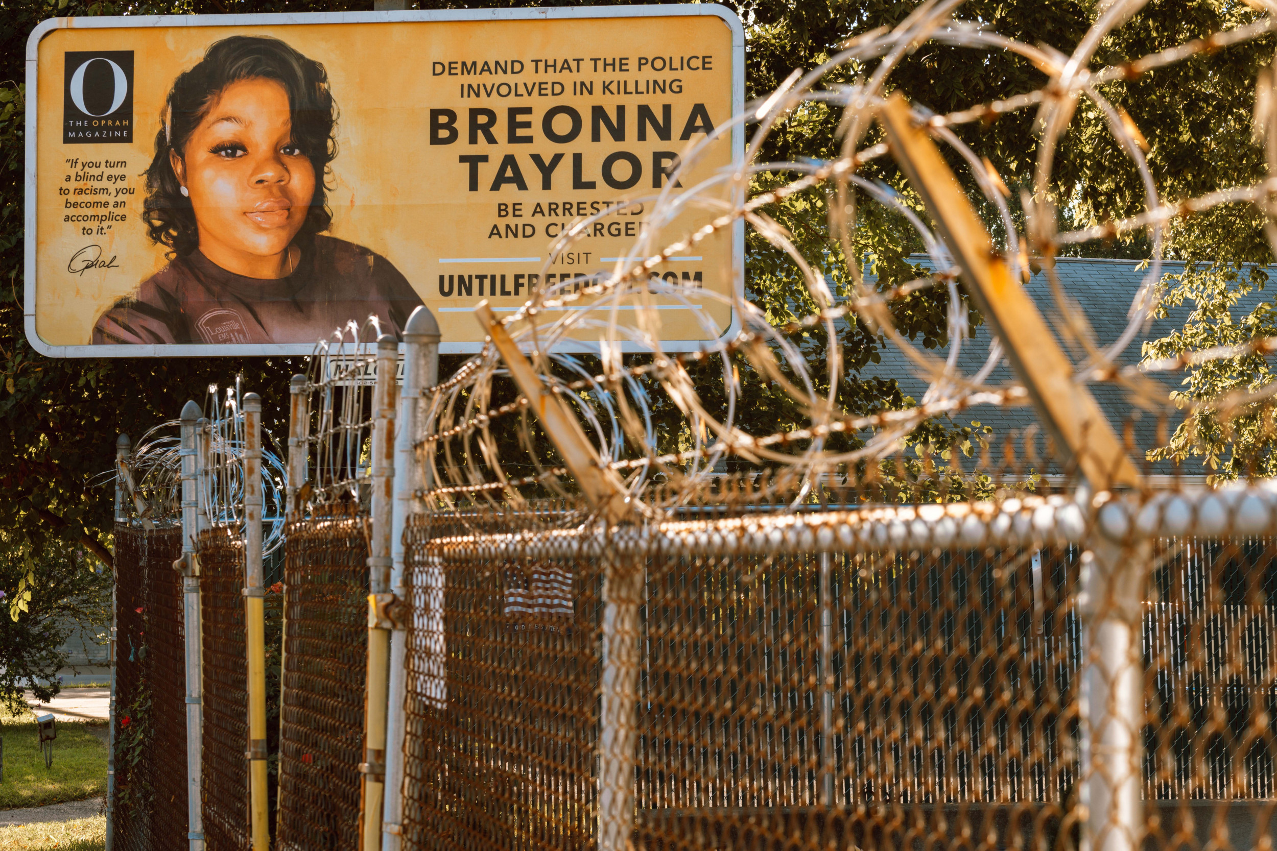 Retirement Fundraiser for Officer Involved in Breonna Taylor Shooting Raises Nearly $45,000 thumbnail
