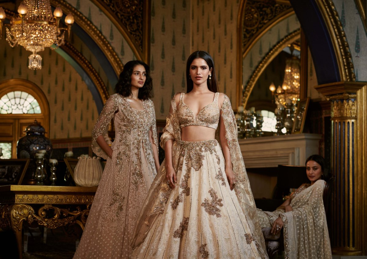 Pakistani Bride and Groom Dress Combination 2020  Pakistani bridal dresses,  Indian wedding photos, Bride