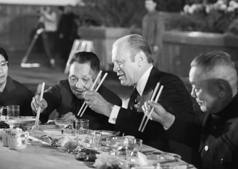 1975: Gerald Ford and Deng Xiaoping eat dinner