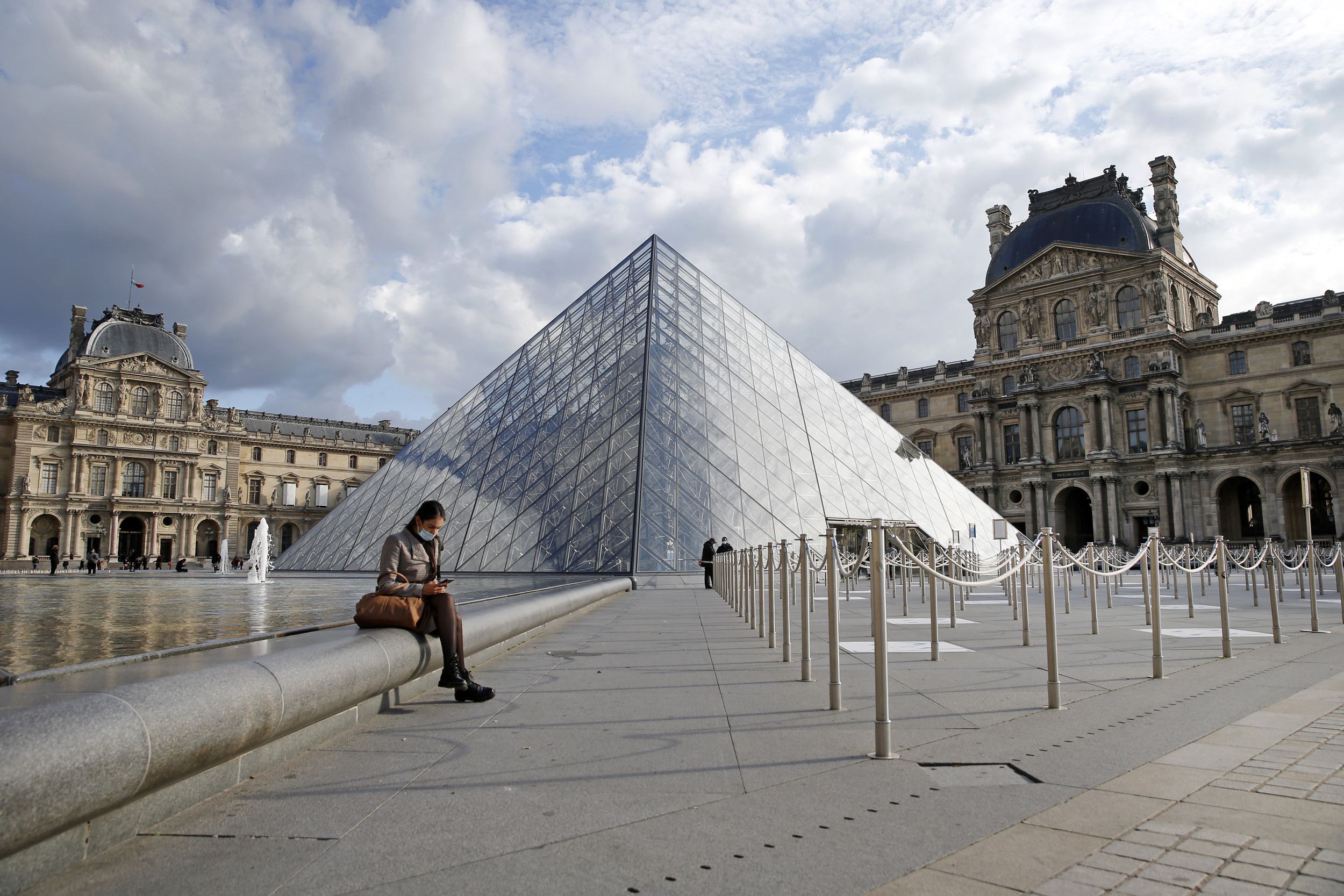 Стеклянная пирамида Лувра в Париже 666
